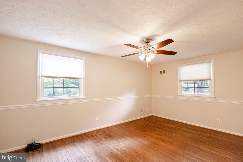 Image 21 of property listing at 2731 SUN VALLEY DR, Waldorf, MD 20603