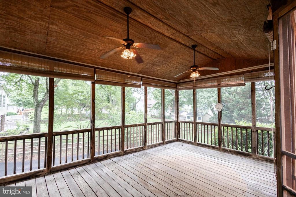 Image 35 of property listing at 2731 SUN VALLEY DR, Waldorf, MD 20603