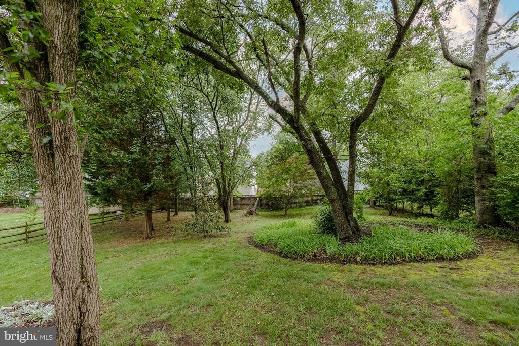 Image 38 of property listing at 2731 SUN VALLEY DR, Waldorf, MD 20603