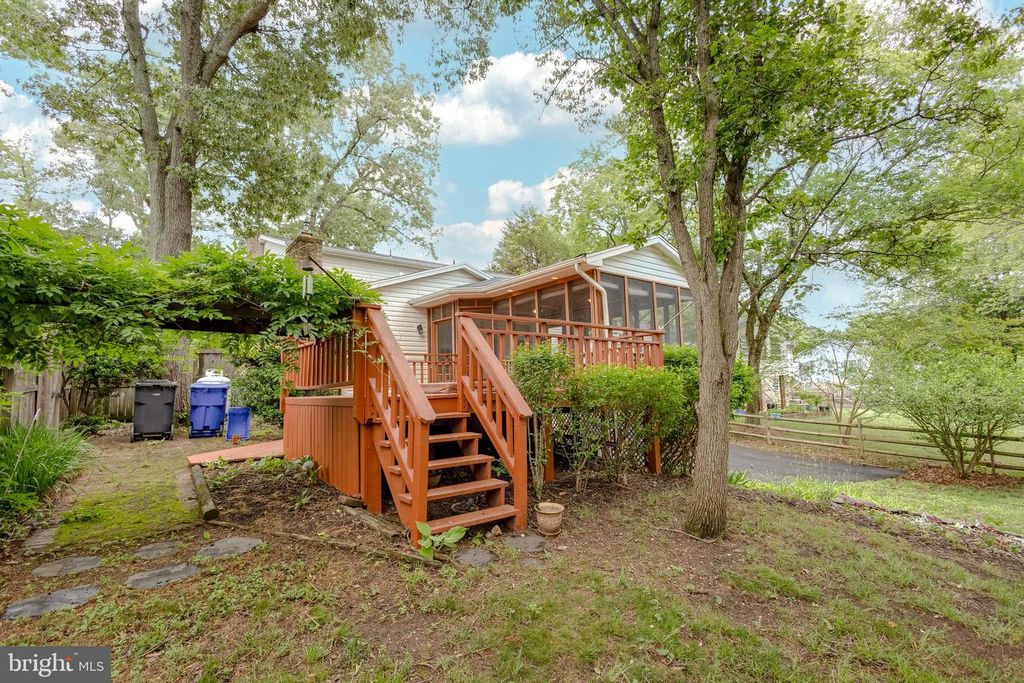 Image 39 of property listing at 2731 SUN VALLEY DR, Waldorf, MD 20603