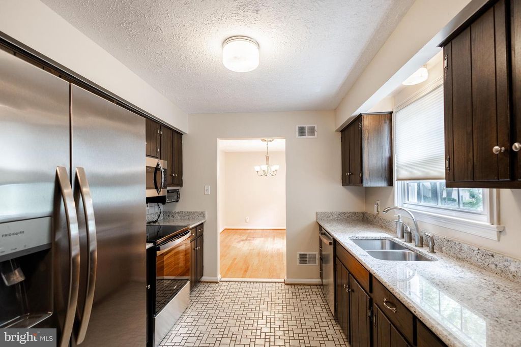 Image 4 of property listing at 2731 SUN VALLEY DR, Waldorf, MD 20603