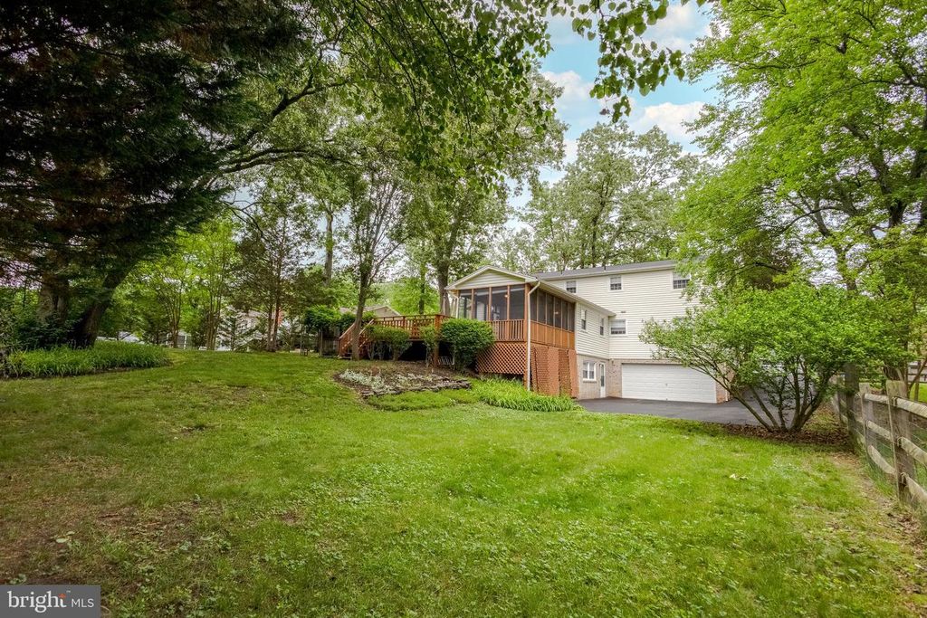 Image 40 of property listing at 2731 SUN VALLEY DR, Waldorf, MD 20603