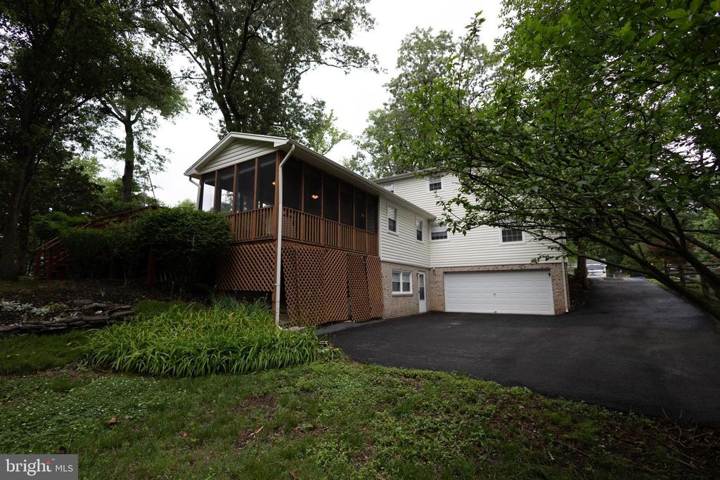 Image 41 of property listing at 2731 SUN VALLEY DR, Waldorf, MD 20603