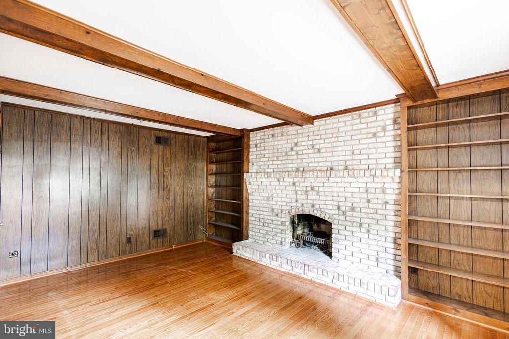 Image 9 of property listing at 2731 SUN VALLEY DR, Waldorf, MD 20603