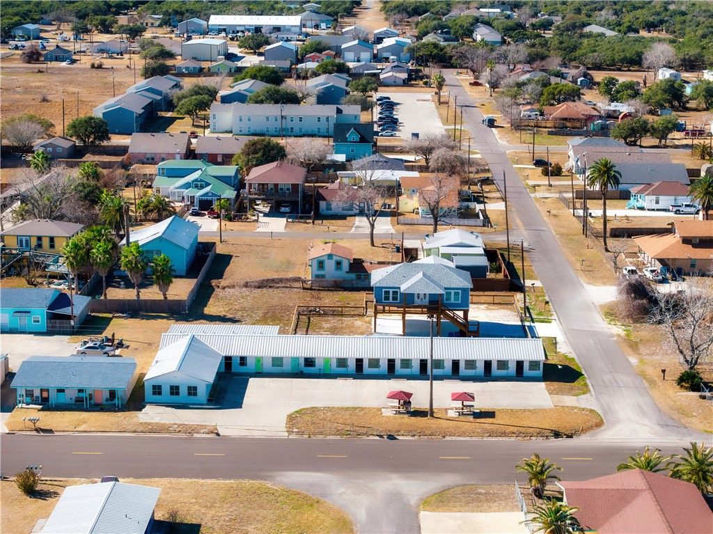 907 S CHURCH St, Rockport, TX 78382 — exterior