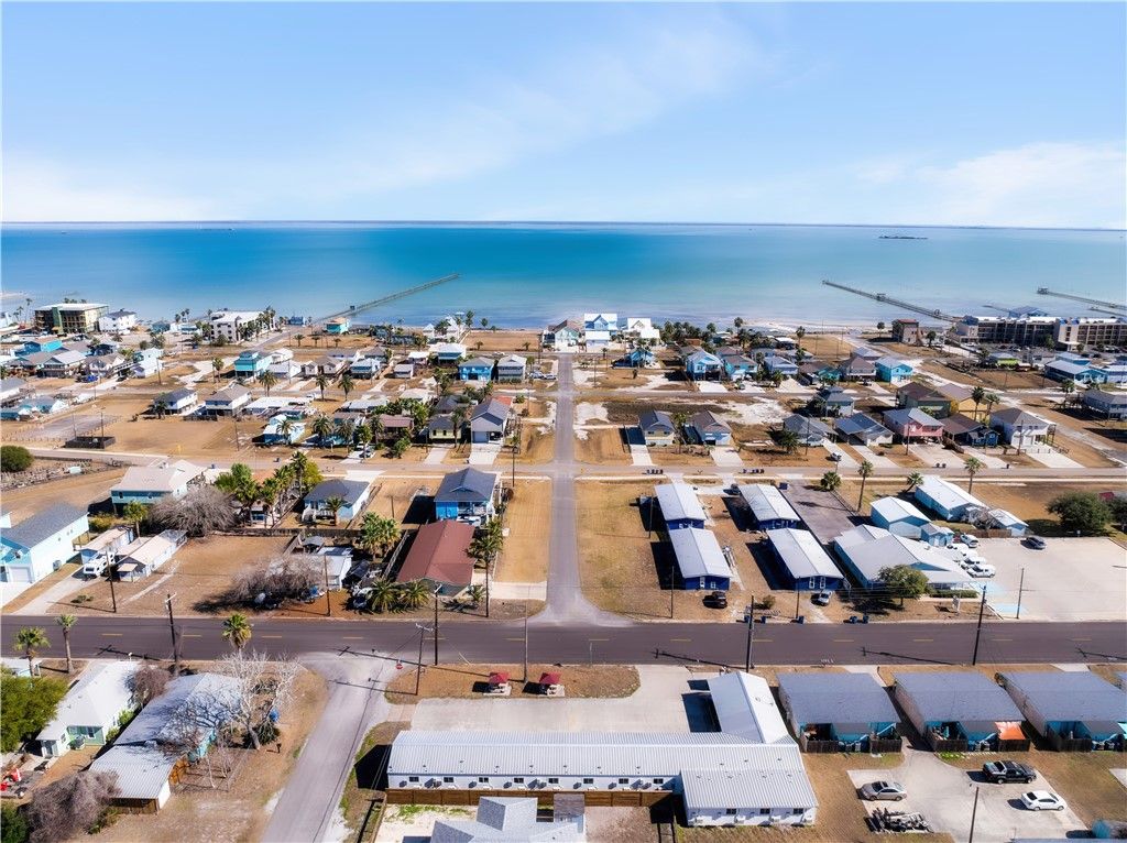 907 S CHURCH St, Rockport, TX 78382 — photo 2