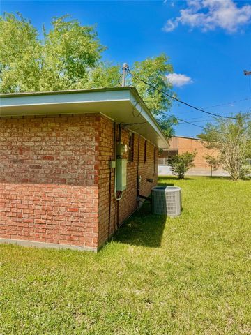 303 Charles Street, Cleveland, TX 77327