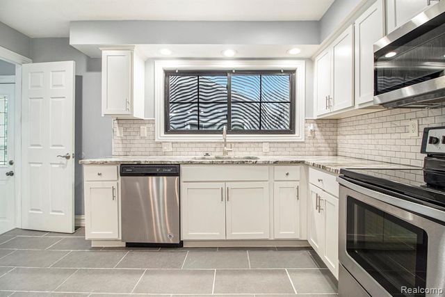 4018 Quillen Avenue, Waterford, MI 48329