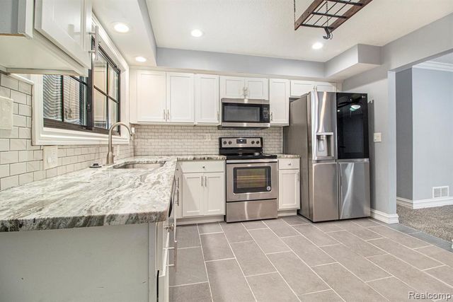 4018 Quillen Avenue, Waterford, MI 48329