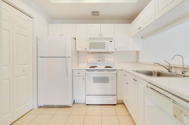 2808 Amalei Drive 203, Palm Beach Gardens, FL 33410