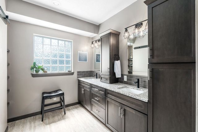 2419 W Rio Vista Dr, Wichita, KS 67204