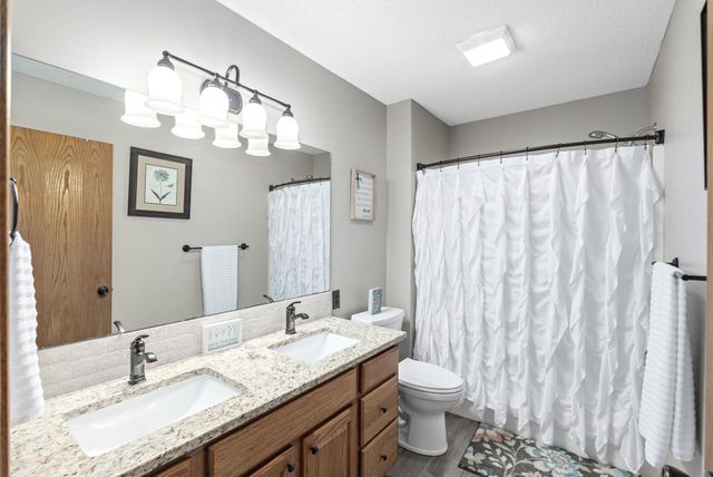 2419 W Rio Vista Dr, Wichita, KS 67204