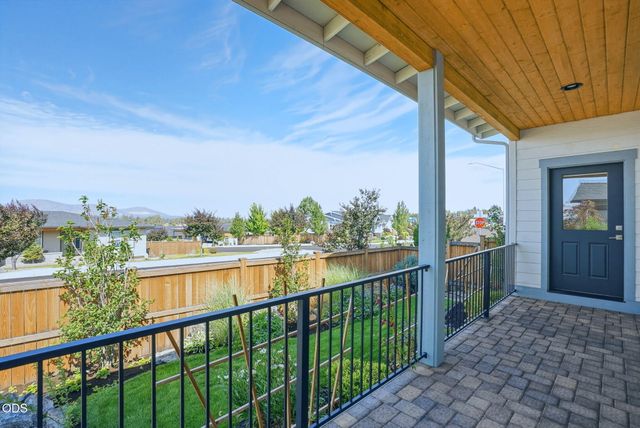 4496 SW Zenith Avenue, Redmond, OR 97756