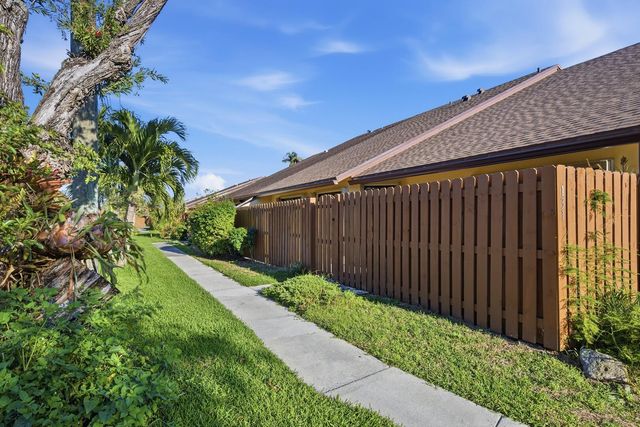 131 Springdale Circle, Palm Springs, FL 33461