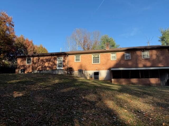 525 Tanglewood DR, Martinsville, VA 24112