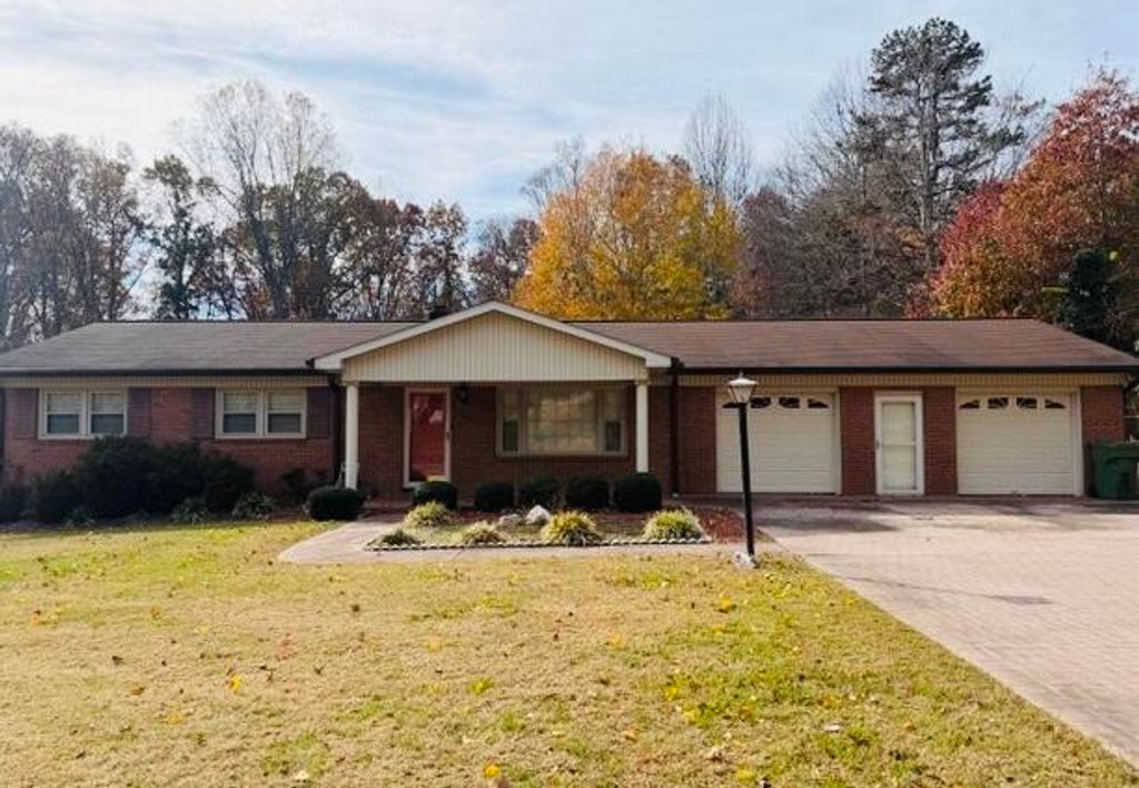 525 Tanglewood DR, Martinsville, VA 24112