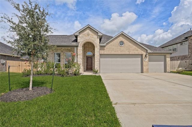 11927 Champions Forest Drive, Mont Belvieu, TX 77535