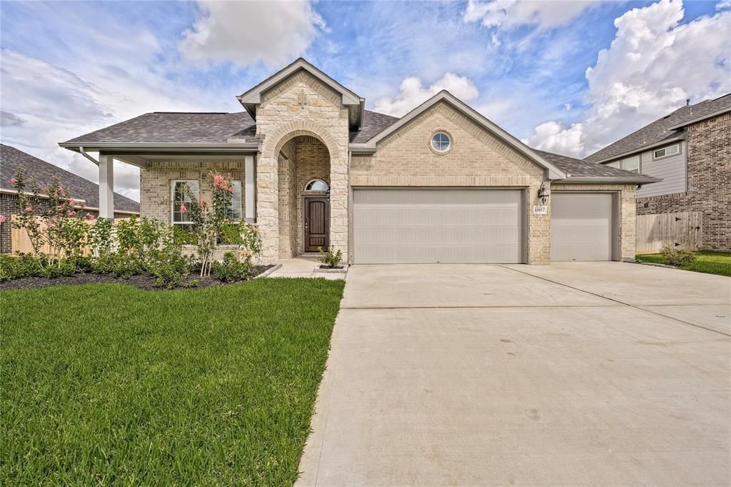 11927 Champions Forest Drive, Mont Belvieu, TX 77535