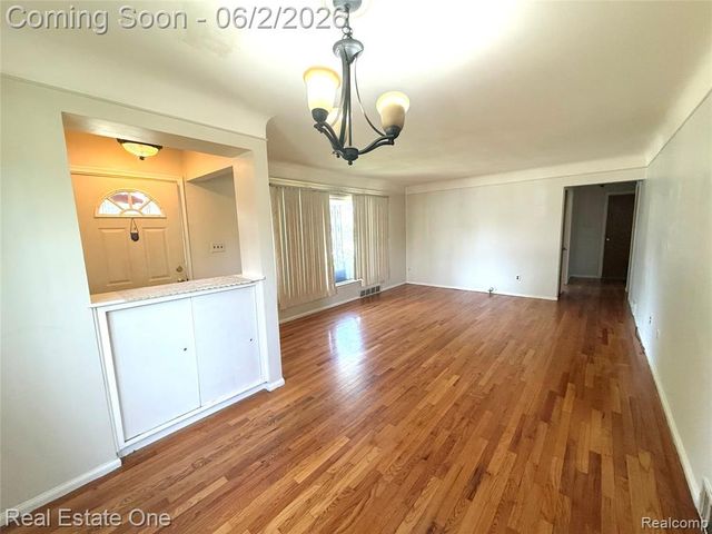 6810 Rosemary Street, Dearborn Heights, MI 48127