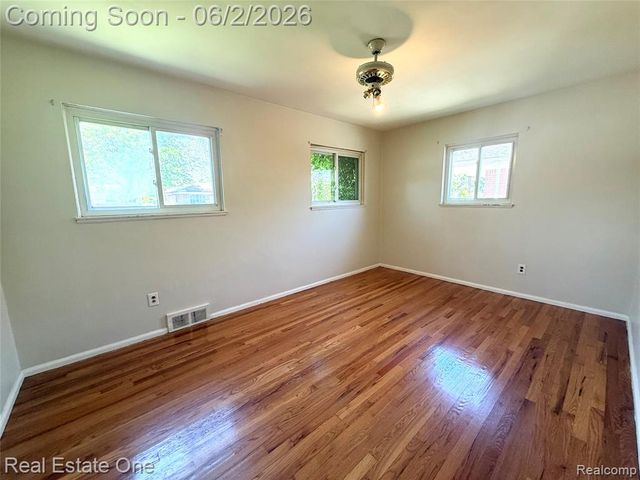 6810 Rosemary Street, Dearborn Heights, MI 48127