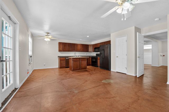 203 Oxbow TRL, Marble Falls, TX 78654