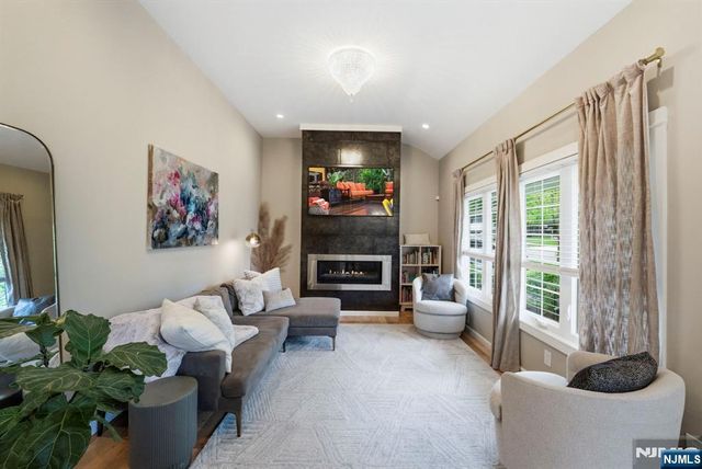 11 Homewood Way, Montclair, NJ 07042