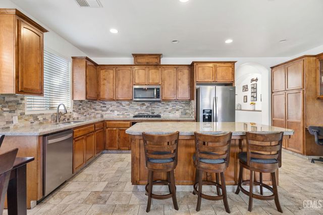 702 Sunset Meadow Lane, Bakersfield, CA 93308