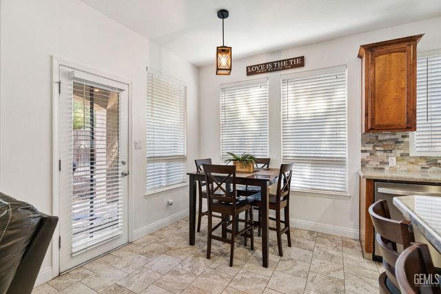 702 Sunset Meadow Lane, Bakersfield, CA 93308