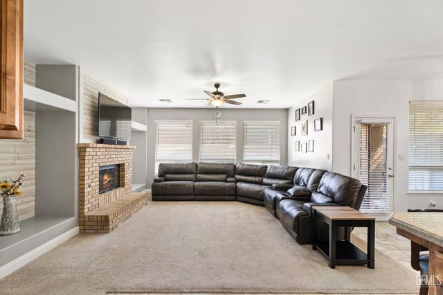 702 Sunset Meadow Lane, Bakersfield, CA 93308