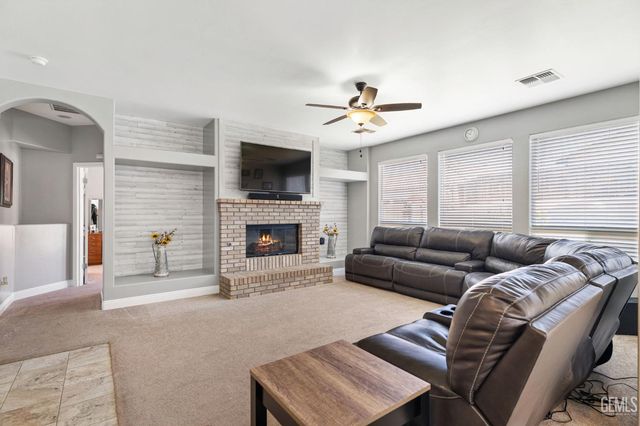 702 Sunset Meadow Lane, Bakersfield, CA 93308