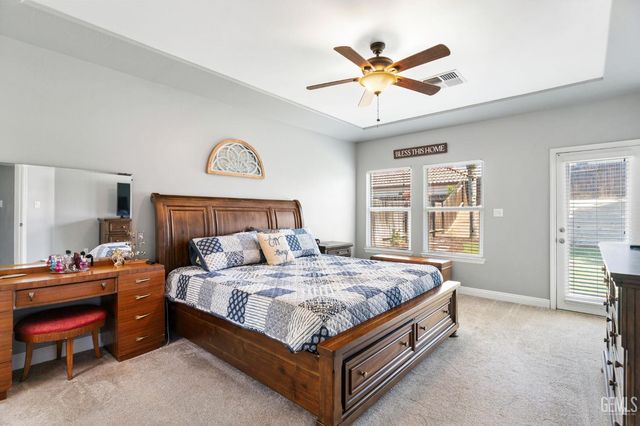 702 Sunset Meadow Lane, Bakersfield, CA 93308