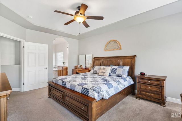 702 Sunset Meadow Lane, Bakersfield, CA 93308