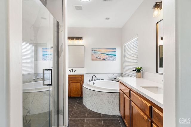 702 Sunset Meadow Lane, Bakersfield, CA 93308