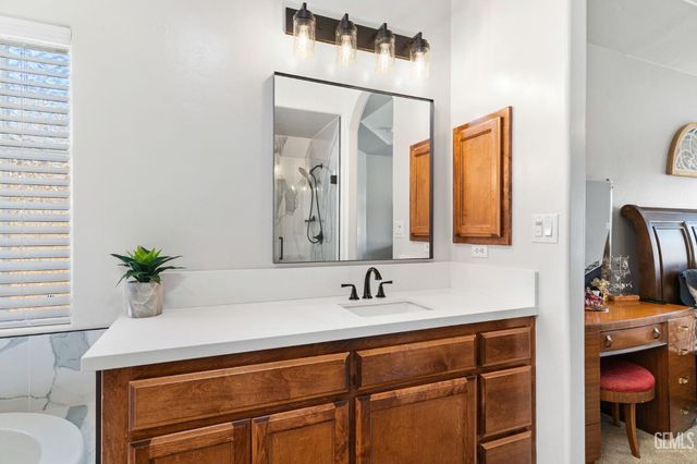 702 Sunset Meadow Lane, Bakersfield, CA 93308