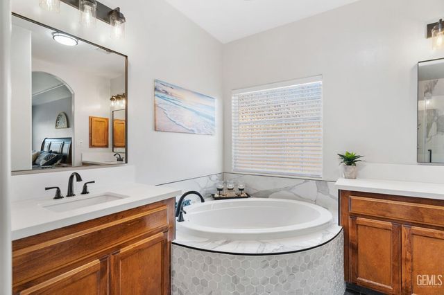 702 Sunset Meadow Lane, Bakersfield, CA 93308
