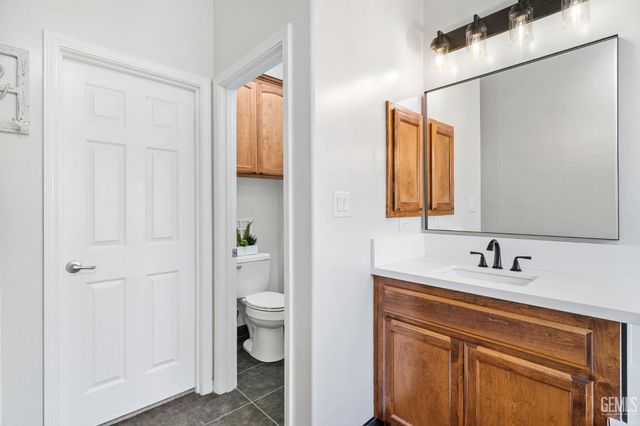 702 Sunset Meadow Lane, Bakersfield, CA 93308