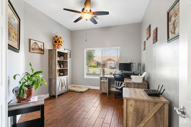 702 Sunset Meadow Lane, Bakersfield, CA 93308