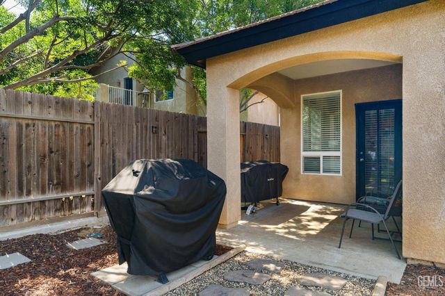 702 Sunset Meadow Lane, Bakersfield, CA 93308