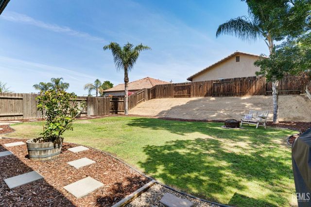 702 Sunset Meadow Lane, Bakersfield, CA 93308