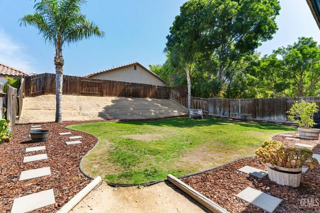 702 Sunset Meadow Lane, Bakersfield, CA 93308