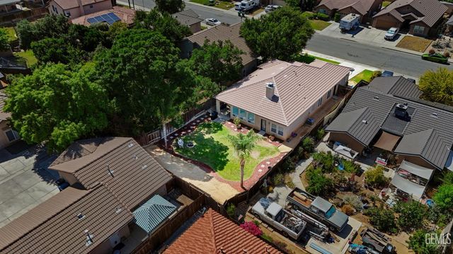 702 Sunset Meadow Lane, Bakersfield, CA 93308