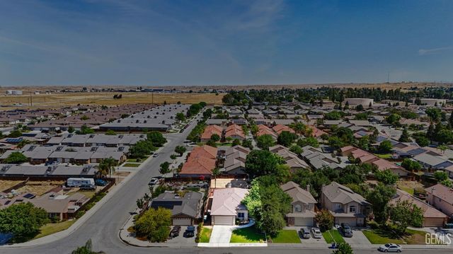702 Sunset Meadow Lane, Bakersfield, CA 93308
