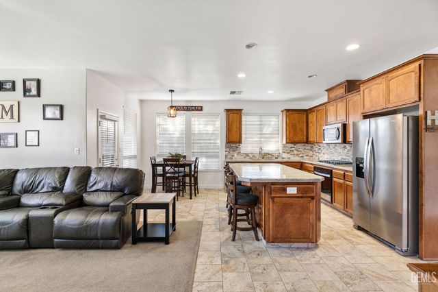 702 Sunset Meadow Lane, Bakersfield, CA 93308