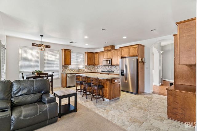 702 Sunset Meadow Lane, Bakersfield, CA 93308
