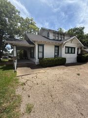 519 Ferris Avenue, Waxahachie, TX 75165