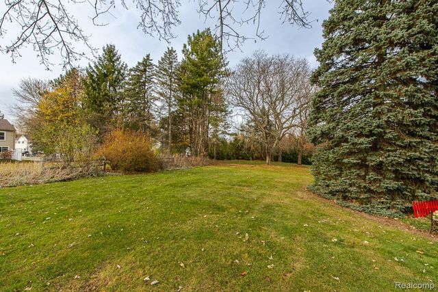 1145 E Fairview Lane, Rochester Hills, MI 48306