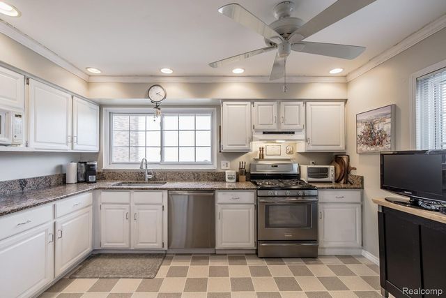 1145 E Fairview Lane, Rochester Hills, MI 48306