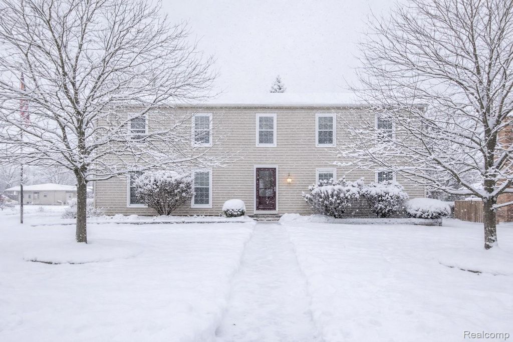 1145 E Fairview Lane, Rochester Hills, MI 48306