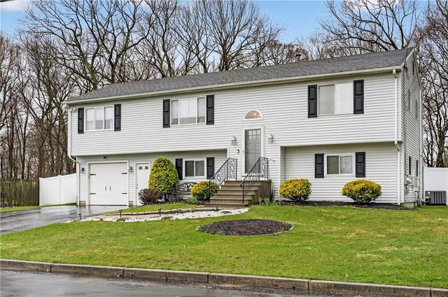 82 Mohawk Trail, Cranston, RI 02921