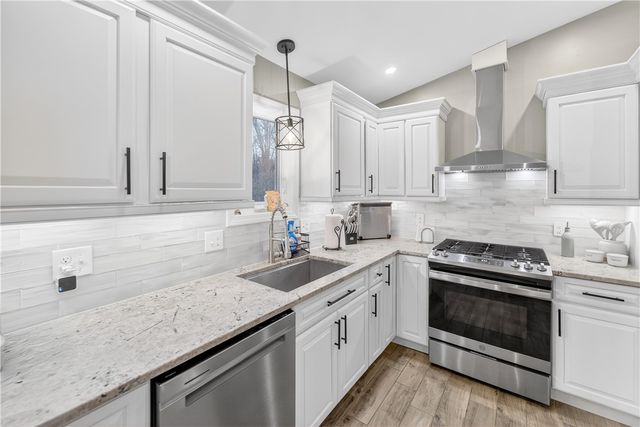 82 Mohawk Trail, Cranston, RI 02921